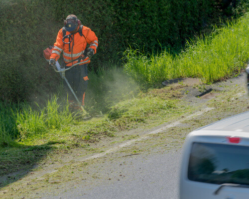 lawn care worker leaving grass in the road that causes motorcycle accident
